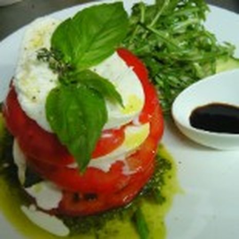 Burrata mit Tomaten und Basilikum