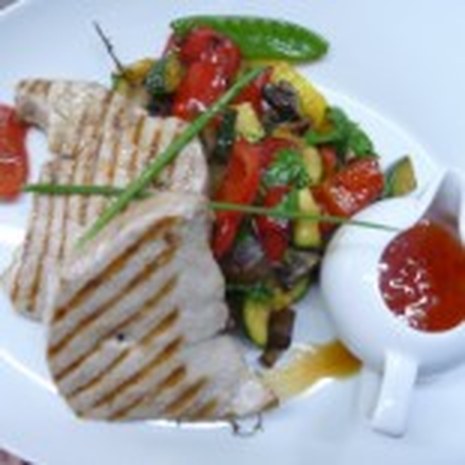 Gegrillter Fisch mit buntem Gemüse