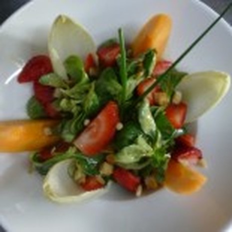 Frischer Salat mit Chicorée und Melone